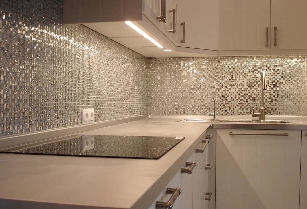 Плитка-мозаика на кухонный 'фартук': как уложить материал для создания идеального покрытия